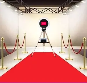 Pack décoration VIP : 6 Potelets dorés + 4 cordons rouges + 1 tapis rouge 1x3m